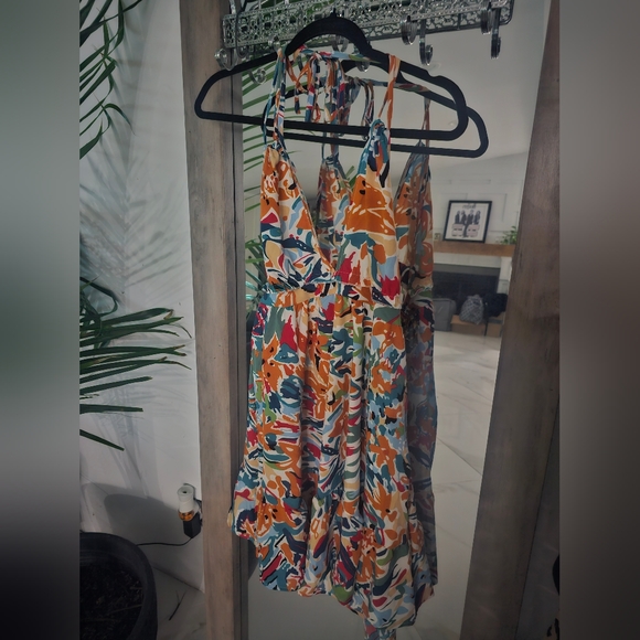 SOLD Women's Floral print halter neck backless dress Size: Large - Picture 5 of 6